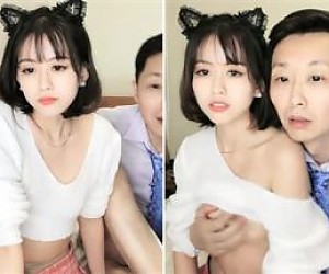 밀라와 그녀의 주인은 행복한 삶을 살고 있습니다.최고의 기질을 가진 몸집이 작은 미인은 셔츠를 입은 남자와 섹스를 합니다.짧은 치마가 열려 있고 검은 스타킹이 그녀를 타고 있습니다.그녀는 엉덩이를 잡고 마지막에 세게 섹스합니다. .